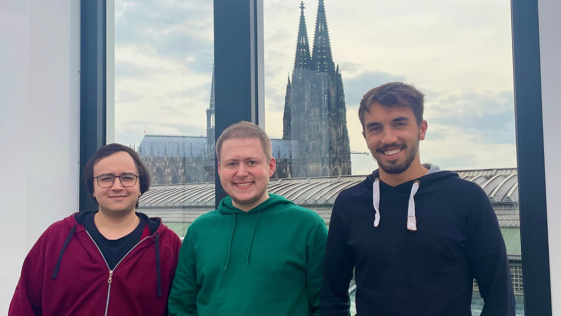 Bild von neuen Mitarbeitern, mit Blick auf den Kölner Dom